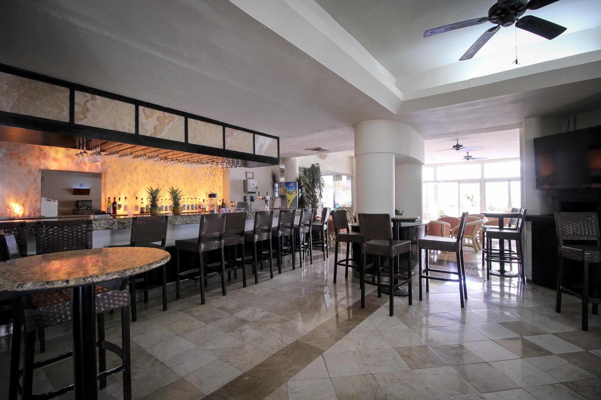 Aquamarina Beach Hotel Cancun Exterior photo