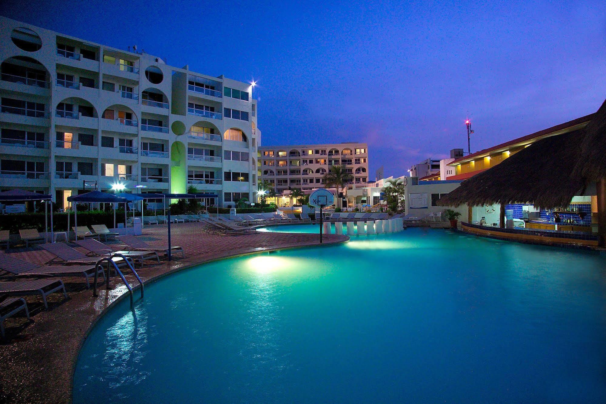 Aquamarina Beach Hotel Cancun Exterior photo